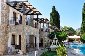 Trang bị nội thất với thiết kế riêng biệt, bàn, phòng cách âm 