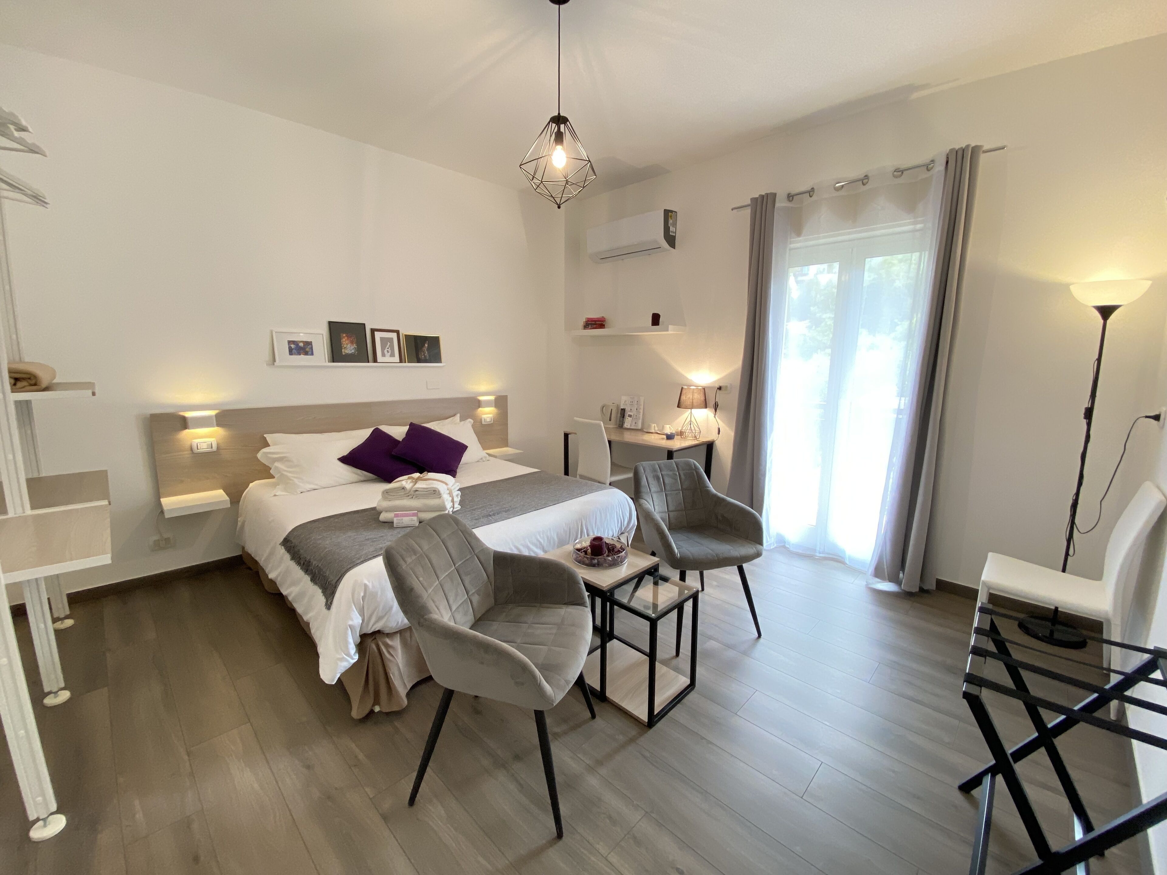 Decoración personalizada, muebles diferentes y escritorio 