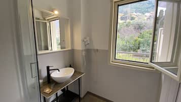 Standard Double Room | Bathroom | Shower, free toiletries, towels, toilet paper