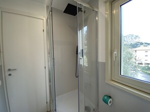 Chambre Double Deluxe | Salle de bain | Douche, articles de toilette gratuits, serviettes fournies