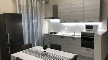 Kühlschrank, Mikrowelle, Ofen, Herdplatte