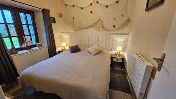 1 slaapkamer, een strijkplank/strijkijzer, gratis wifi, beddengoed