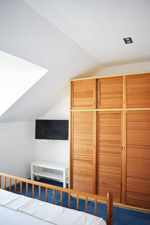 3 bedrooms, iron/ironing board, internet, bed sheets