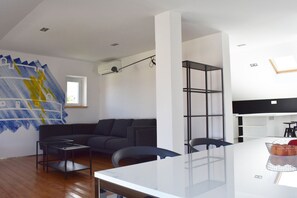 TV - Apartment Viva - Three Bedroom Apartment with Balcony and Sea View (Cavtat)