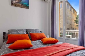 1 habitación, tabla de planchar con plancha y cuna de viaje 