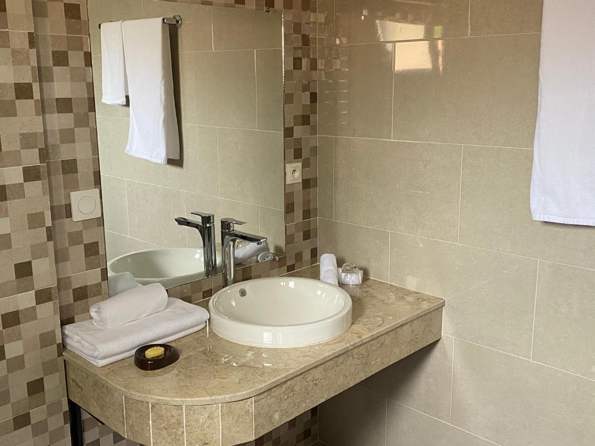 shower, rainfall showerhead, free toiletries, towels