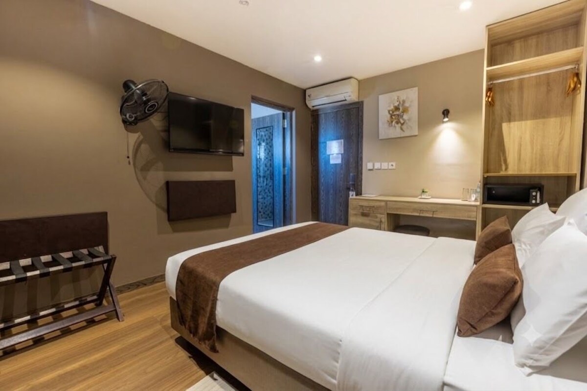 Deluxe Double Room, 1 King Bed | Minibar, laptop workspace, blackout drapes, soundproofing