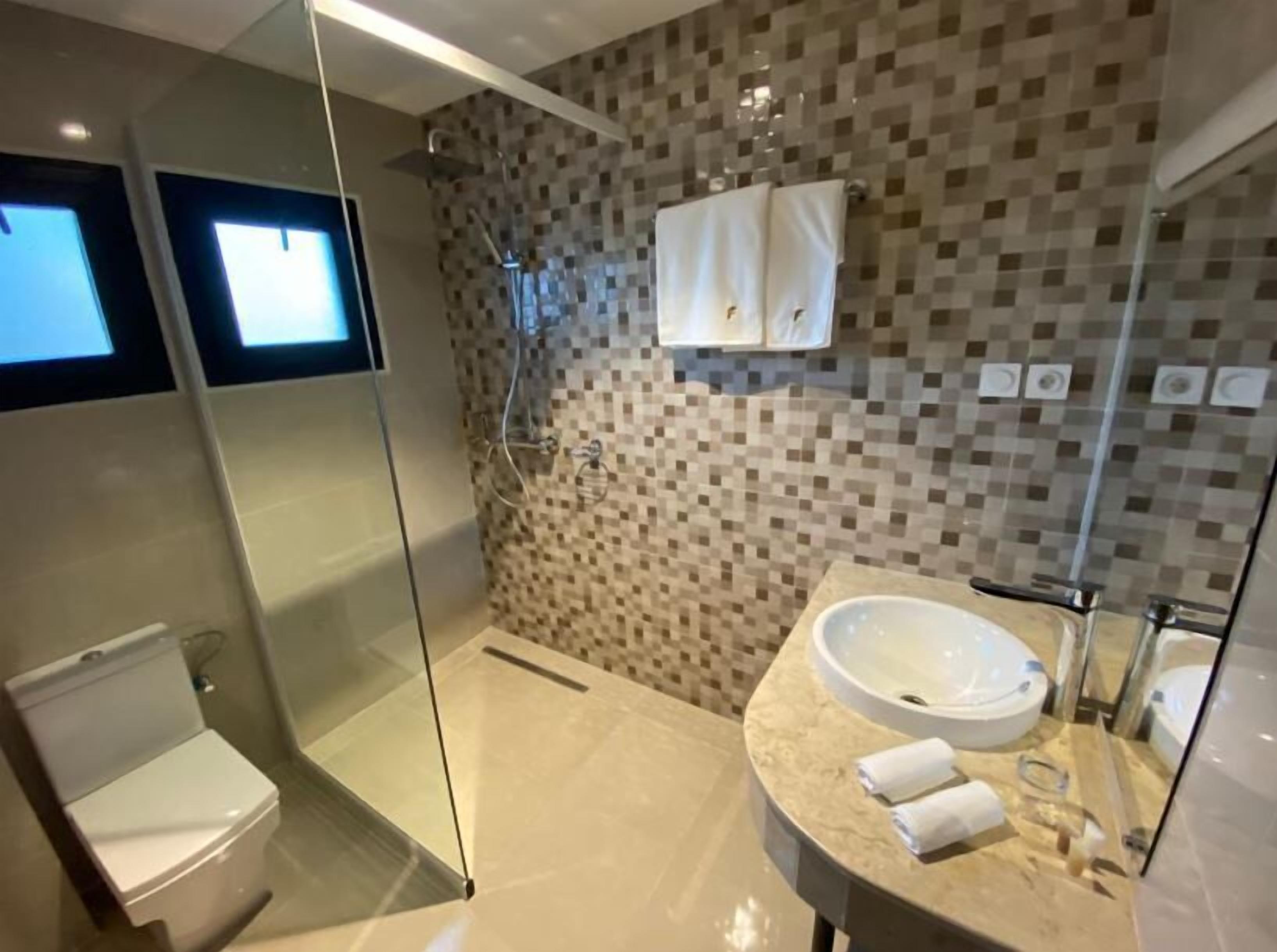 superior double room | bathroom | shower, rainfall showerhead, free toiletries, towels