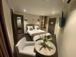 Minibar, espacio para trabajar con laptop y cortinas blackout 