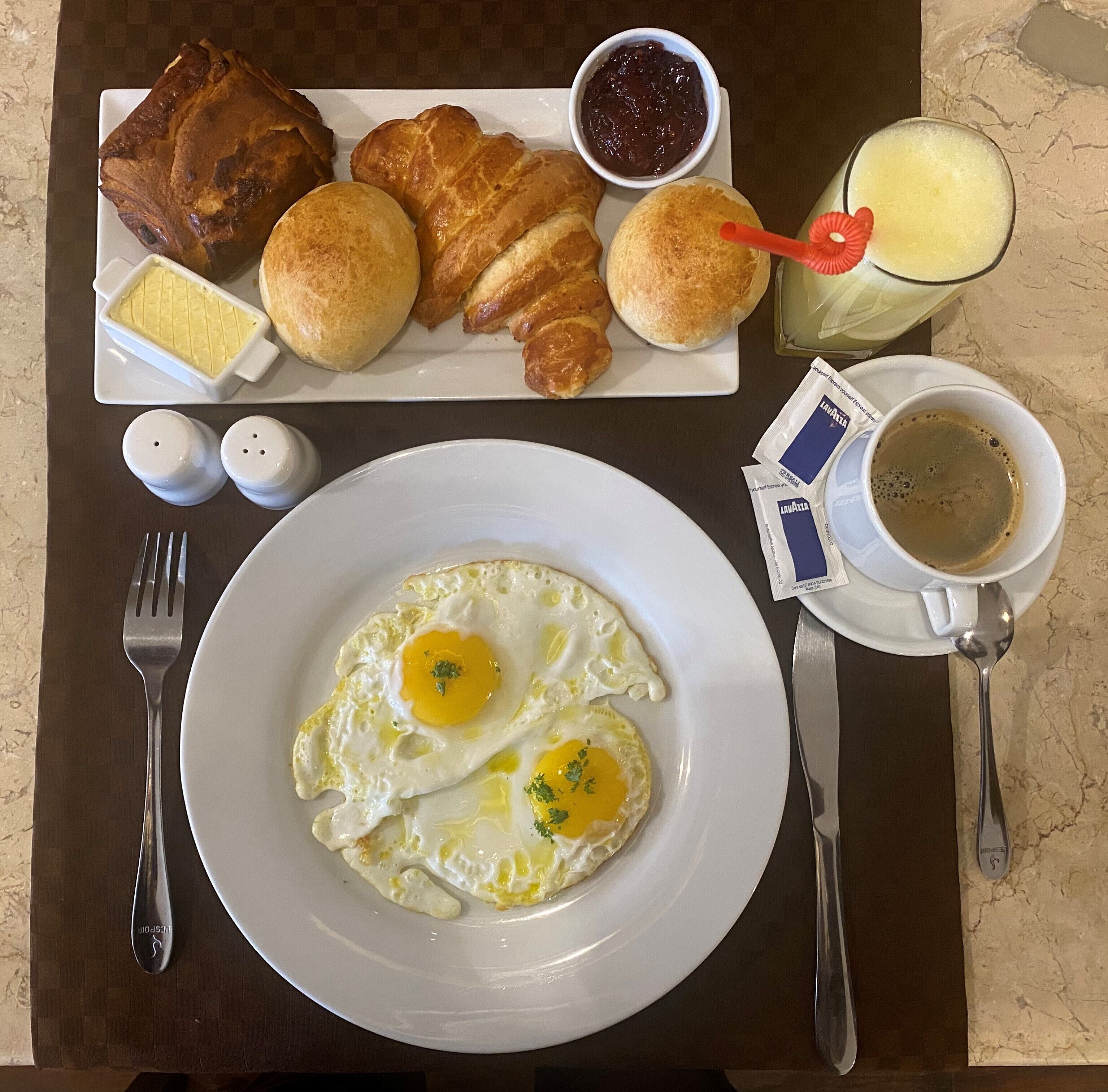 daily full breakfast (mga 35000 per person)