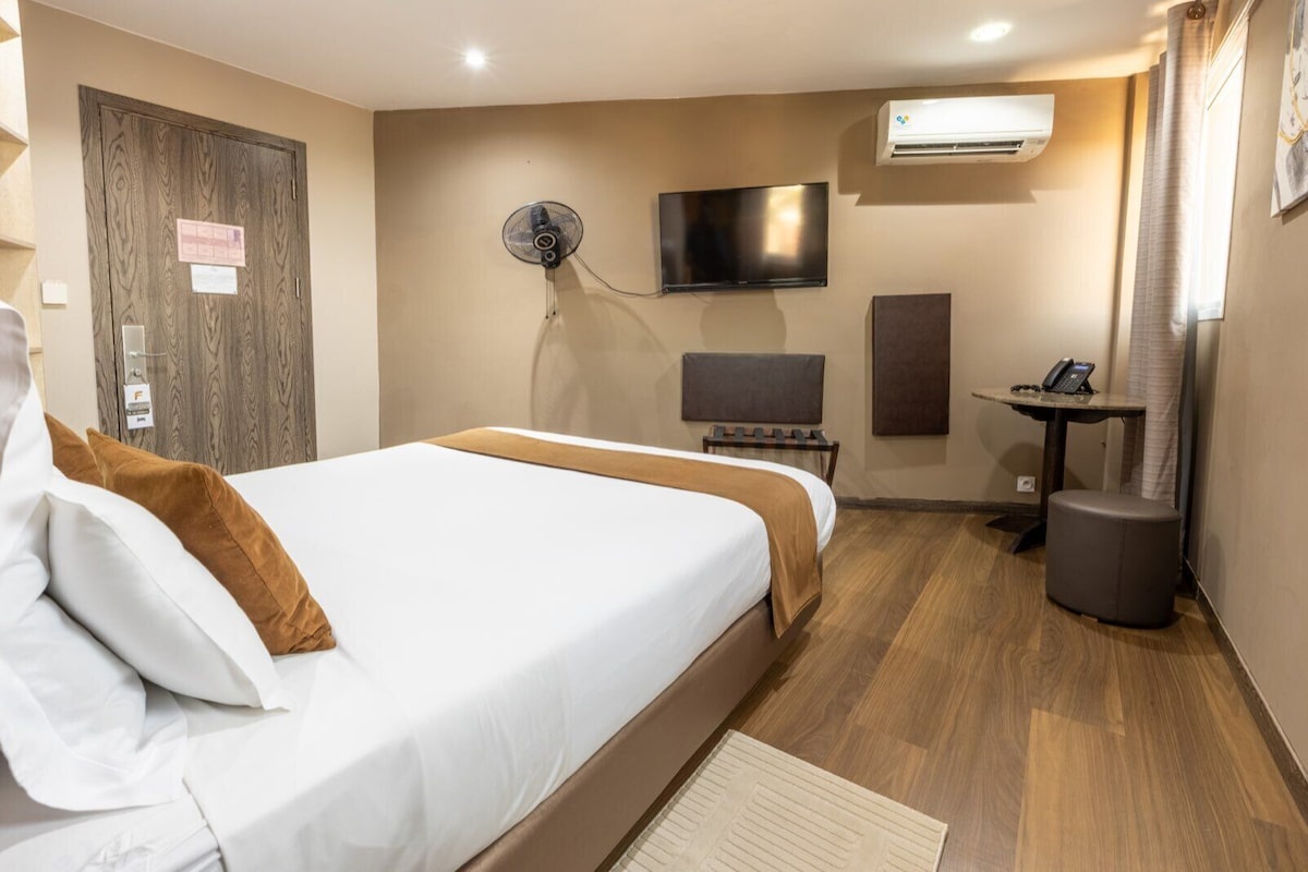 Minibar, espacio para trabajar con laptop y cortinas blackout