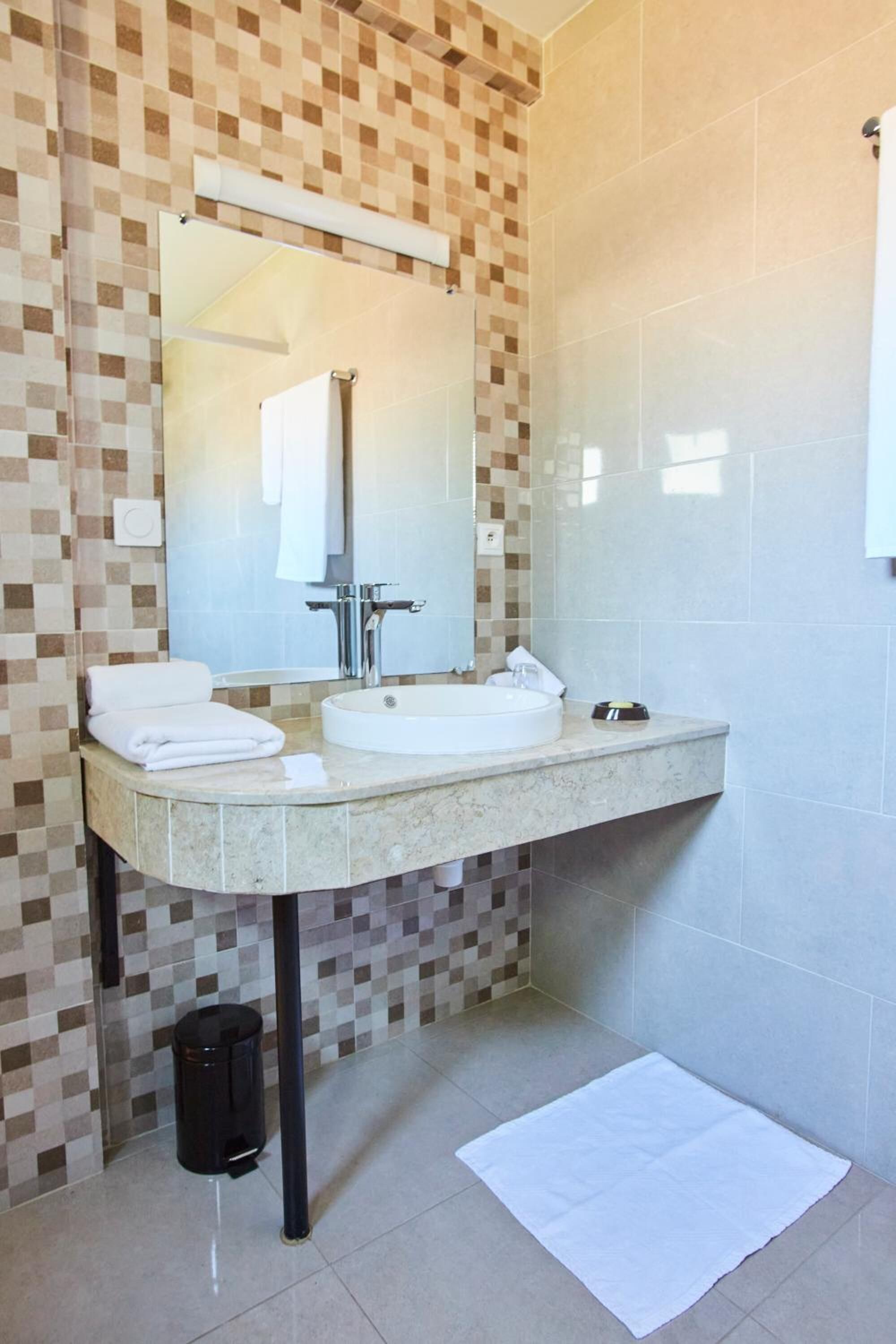 shower, rainfall showerhead, free toiletries, towels