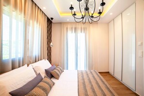 2 chambres, coffres-forts dans les chambres, bureau