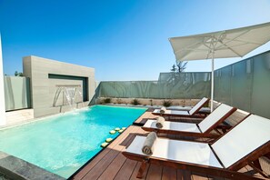 Una piscina al aire libre, una piscina climatizada