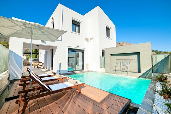 Una piscina al aire libre, una piscina climatizada