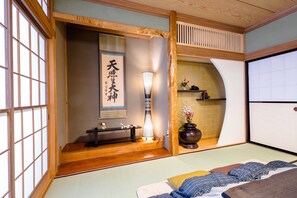 5 bedrooms, desk, iron/ironing board, free WiFi