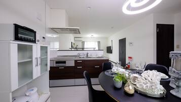 Refrigerador, microondas, parrilla de estufa y utensilios de cocina