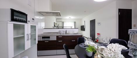 Kühlschrank, Mikrowelle, Herdplatte, Kochgeschirr/Geschirr/Besteck