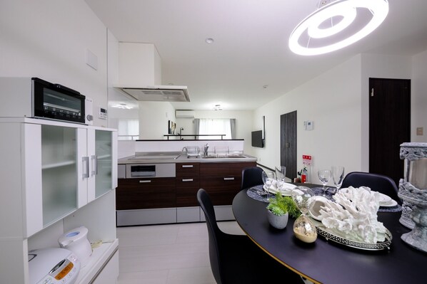 Frigorifero, microonde, piano cottura, pentole/stoviglie/utensili