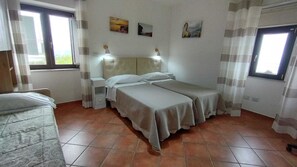 2 habitaciones, escritorio, tabla de planchar con plancha y wifi gratis 