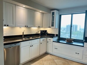 雪櫃、微波爐、焗爐、爐具