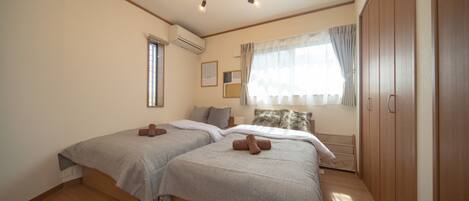 3 chambres, bureau, fer et planche Ă repasser, accĂšs au Wi-Fi (inclus)