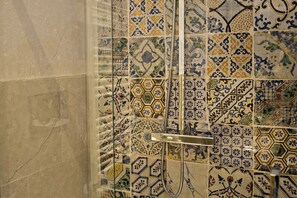 Dusche, Haartrockner, Bidet, Handtücher