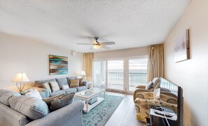 Televisio, DVD-soitin, kirjoja