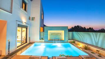 Una piscina al aire libre, una piscina climatizada