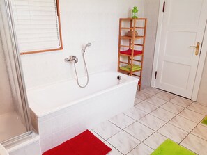 Badewanne, Handtücher, Toilettenpapier