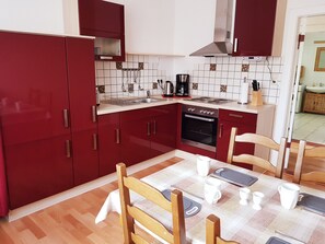 Kühlschrank, Ofen, Herdplatte, Wasserkocher mit Kaffee-/Teezubehör