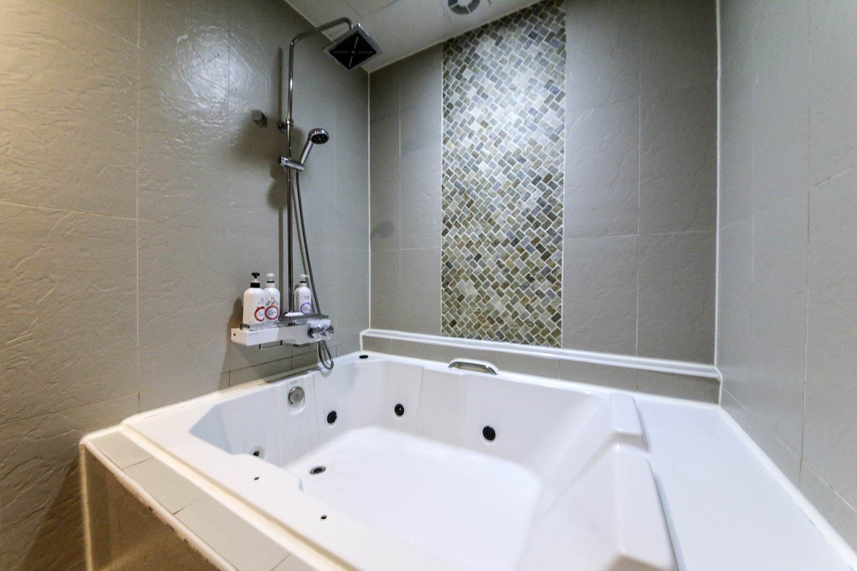 standard room | bathroom | combined shower/bathtub, hair dryer, towels, soap