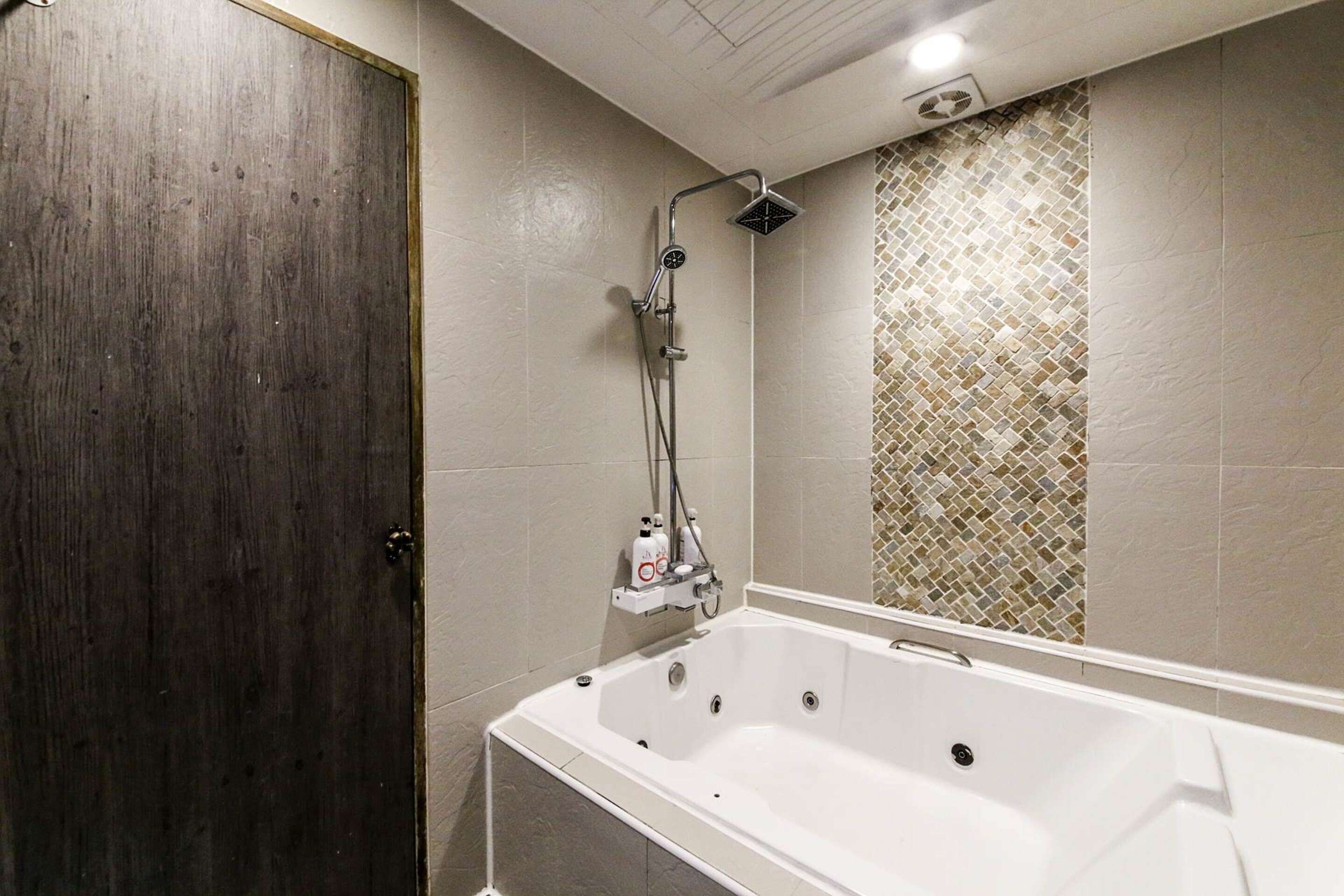 combined shower/bathtub, hair dryer, towels, soap