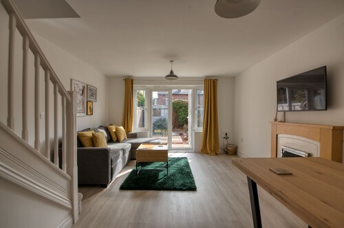 Peaceful terrace house with allocated parking bay - Pass the Keys