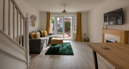 Peaceful terrace house with allocated parking bay - Pass the Keys