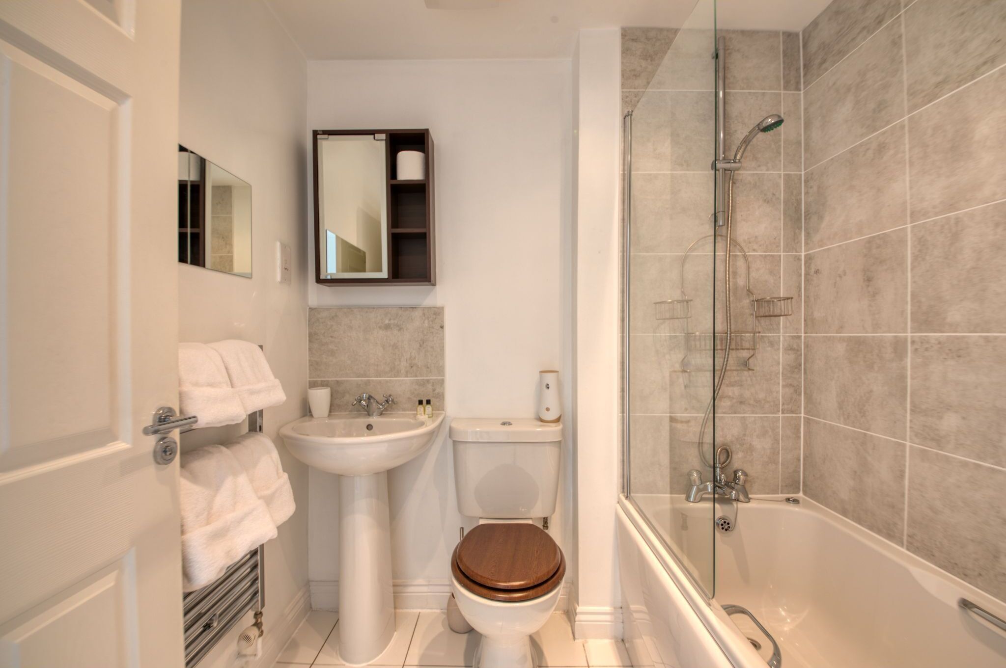 Combined shower/bathtub, hair dryer, towels, shampoo