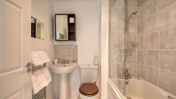 Combined shower/bathtub, hair dryer, towels, shampoo