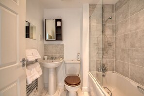 Combined shower/bathtub, hair dryer, towels, shampoo