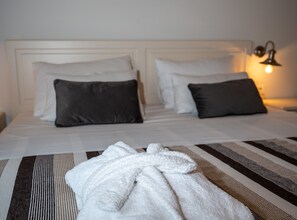 Vila (Two-Bedroom Villa with Pool) | 2 kamar tidur, minibar, brankas, dan setrika/meja setrika