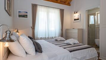 Vila (Two-Bedroom Villa with Pool) | 2 kamar tidur, minibar, brankas, dan setrika/meja setrika