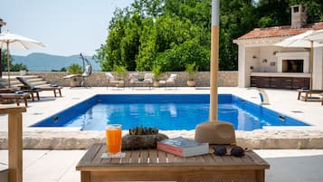 Villa (Two-Bedroom Villa with Pool) | Zwembad | Een buitenzwembad, parasols bij het zwembad en ligstoelen