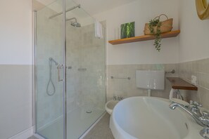 Badewanne, Haartrockner, Bidet, Handtücher