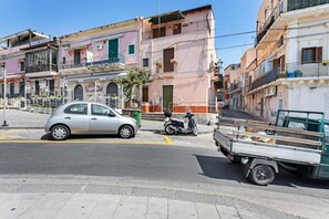 Exterior - GuestHost - This comfortable 80sqm apartment can accommodate up to 3 people (distributed over 2 levels with internal stairs) located on the first floor, without a lift, of a characteristic building overlooking the Cyclops Riviera and Lachea Island. In 5  (Aci Trezza)