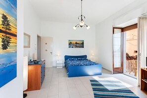 1 bedroom, iron/ironing board, WiFi, bed sheets - GuestHost - This comfortable 80sqm apartment can accommodate up to 3 people (distributed over 2 levels with internal stairs) located on the first floor, without a lift, of a characteristic building overlooking the Cyclops Riviera and Lachea Island. In 5  (Aci Trezza)