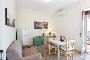 Flat-screen TV - This comfortable 80sqm apartment can accommodate up to 3 people (distributed over 2 levels with internal stairs) located on the first floor, without a lift, of a characteristic building overlooking the Cyclops Riviera and Lachea Island. In 5 minutes on f (Aci Trezza)