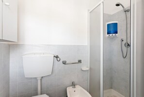 Douche, séchoir à cheveux, bidet, serviettes fournies