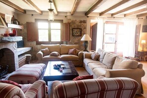 Een televisie en een open haard