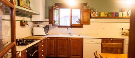 Microwave, oven, dishwasher, coffee/tea maker