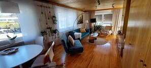 Een televisie, een dvd-speler, boeken en een stereo