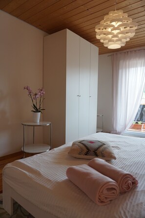 1 slaapkamer, een strijkplank/strijkijzer, gratis wifi, beddengoed